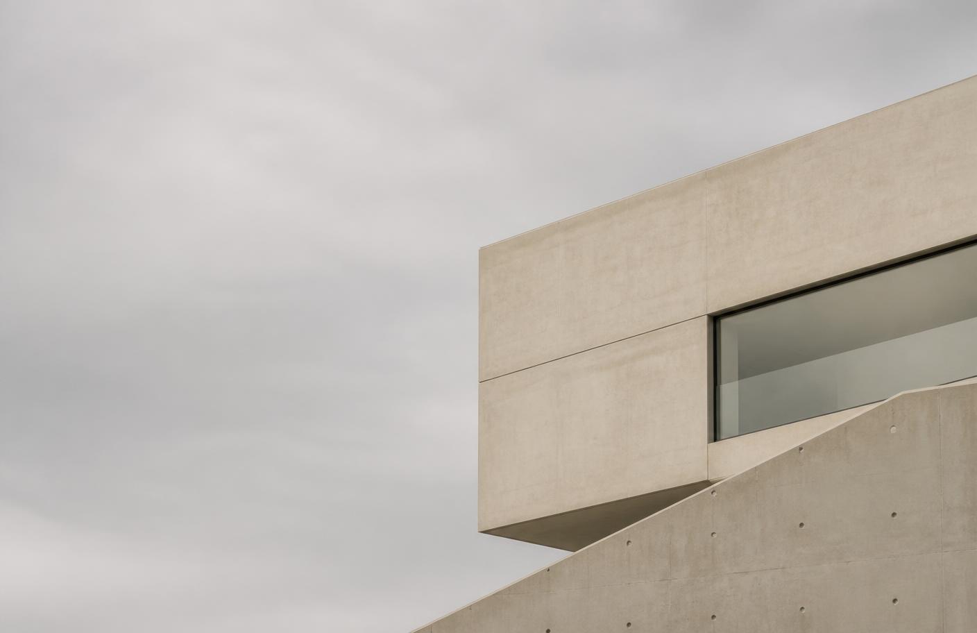 Façade d'un immeuble contemporain aux tons neutres